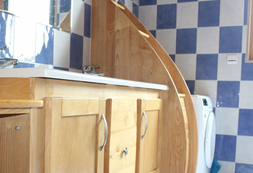 Ensemble de meubles de salle de bain : la solution complète pour une salle de bain élégante et bien organisée.