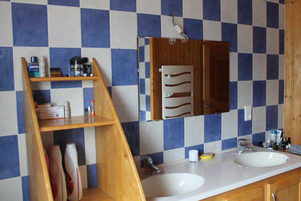 Ensemble de meubles de salle de bain : la solution complète pour une salle de bain élégante et bien organisée.